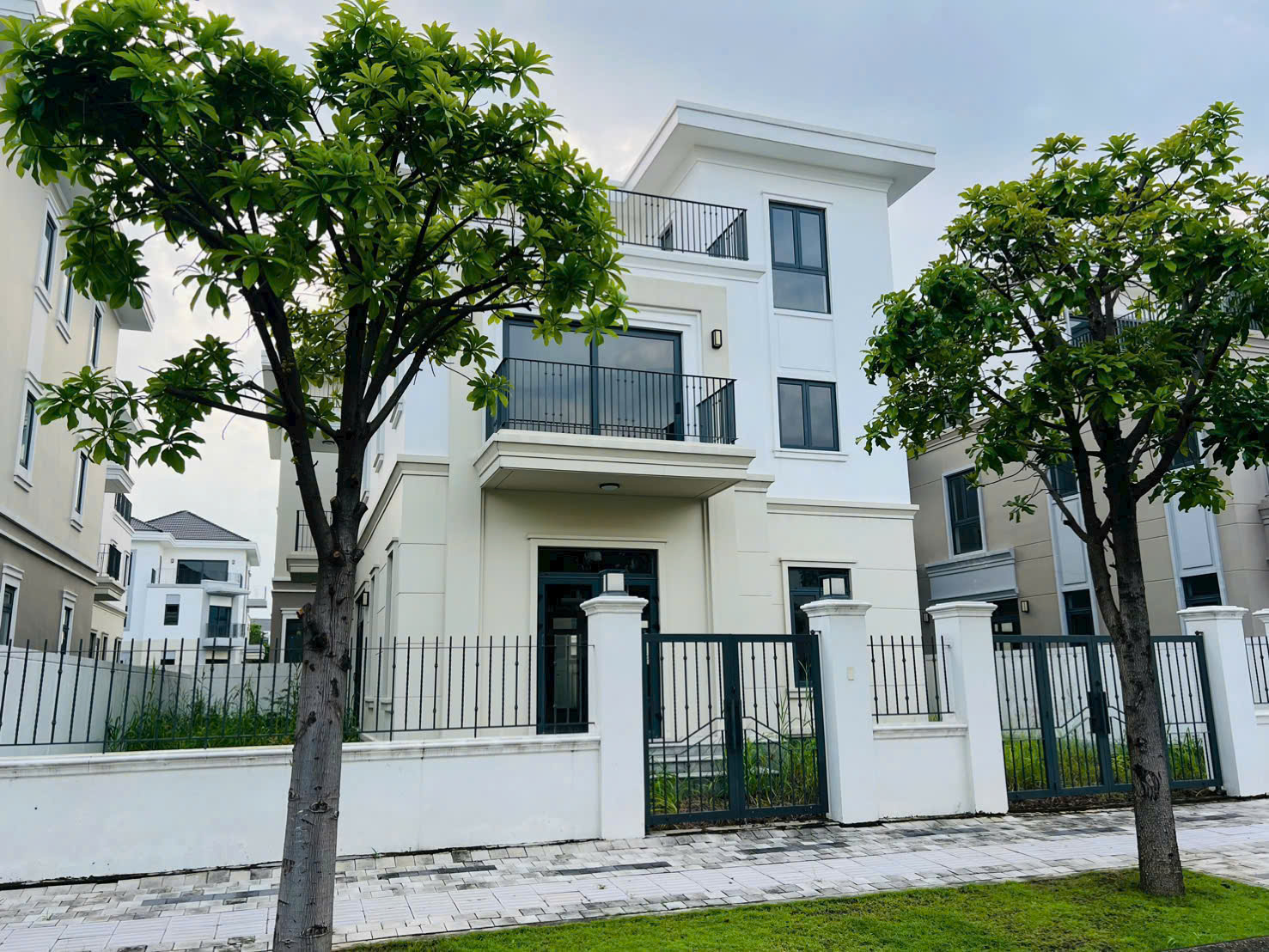 CẦN BÁN BIỆT THỰ ĐƠN LẬP