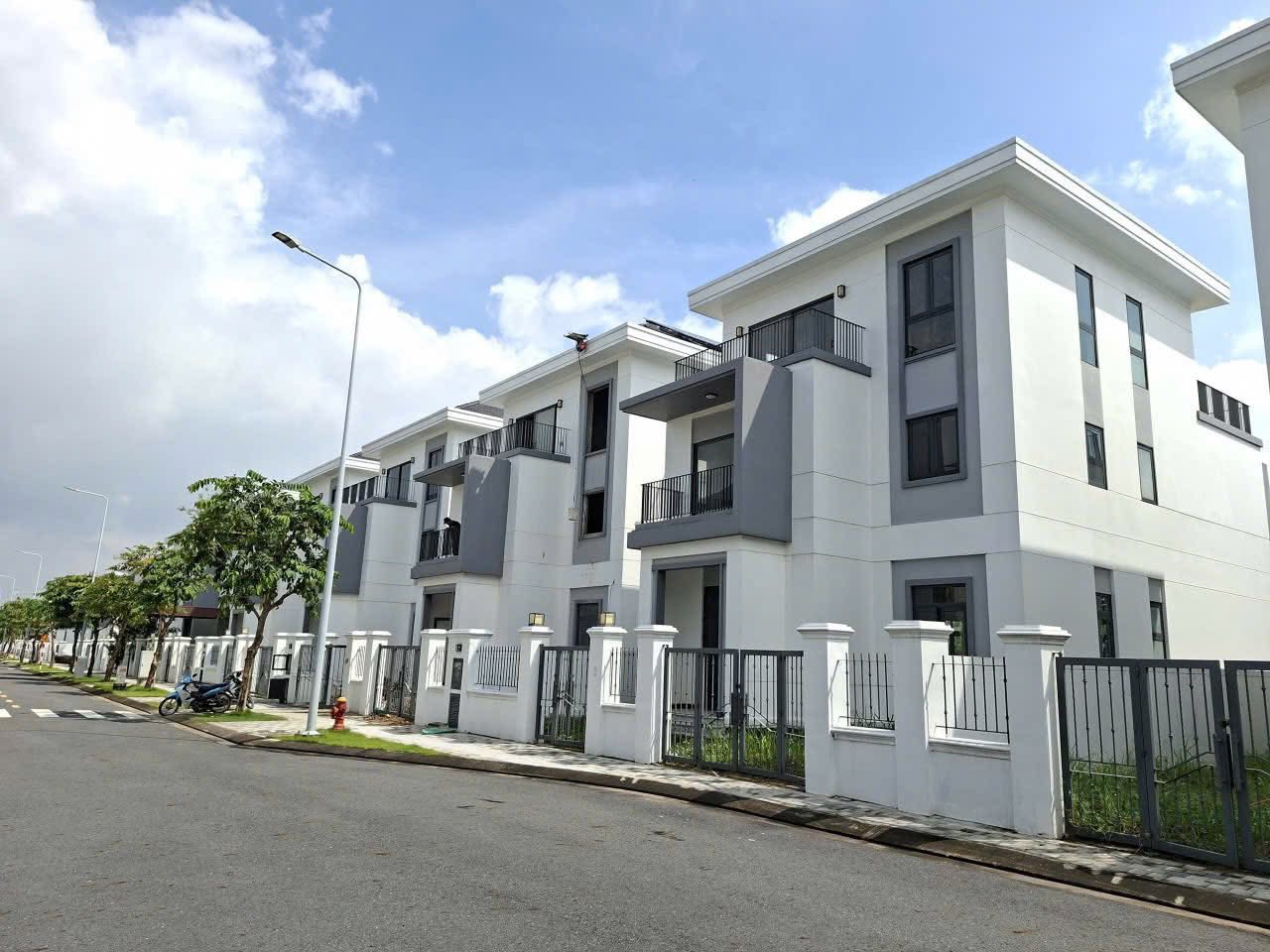 Biệt Thự Căn Góc Sở Hữu Vị Trí Đắc Địa - Khu Sun Harbor 3 - Ảnh 2