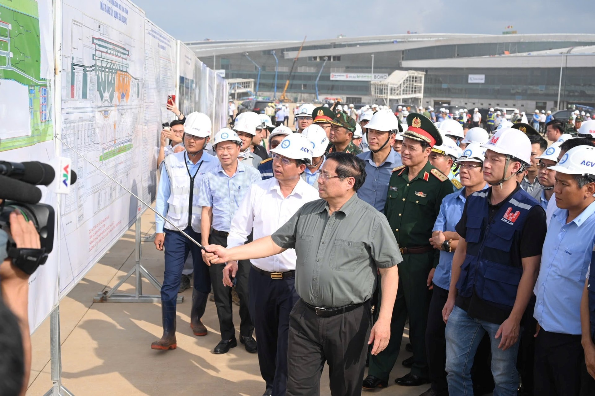 Chuyến bay đầu tiên hạ cánh