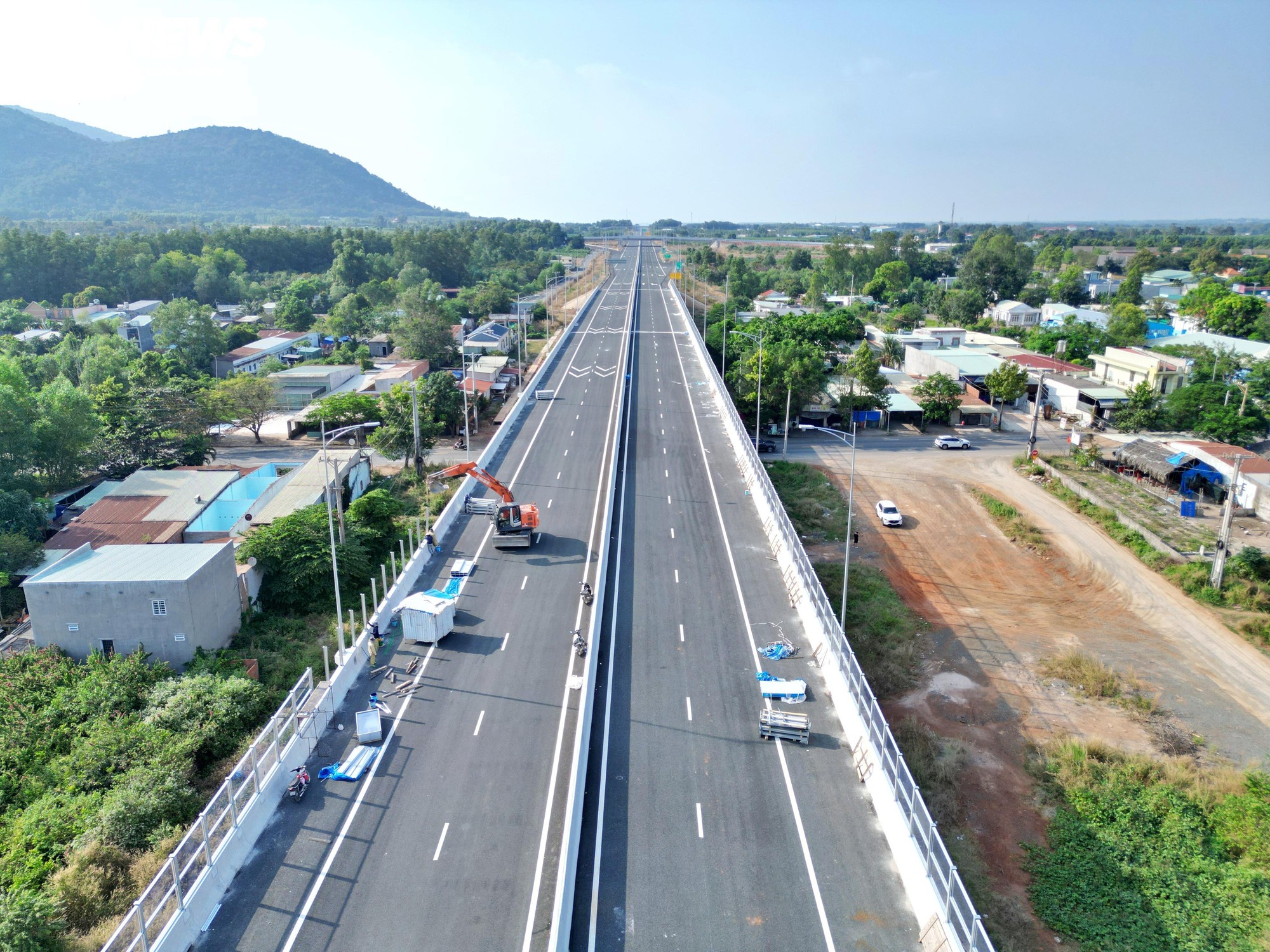 Đối với dự án thành phần 3 dài hơn 19,5 km đoạn qua TP.HCM, ông Nguyễn Công Danh, Phó Giám đốc Ban Quản lý dự án Giao thông khu vực và Chuyên ngành Nông nghiệp Bà Rịa - Vũng Tàu (TP.HCM), cho biết đơn vị đang khẩn trương hoàn tất các thủ tục liên quan, phấn đấu thông xe đồng bộ cùng dự án thành phần 2, qua đó kết nối TP.HCM và Đồng Nai trước Tết Âm lịch.