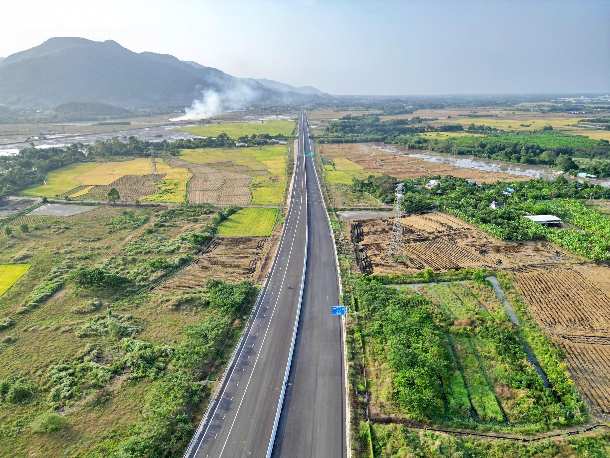 Đoạn cao tốc cuối tuyến băng qua khu vực cánh đồng thuộc phường Bà Rịa đã được thảm nhựa, hiện các đơn vị thi công đang tiếp tục hoàn thiện hạng mục dải phân cách.