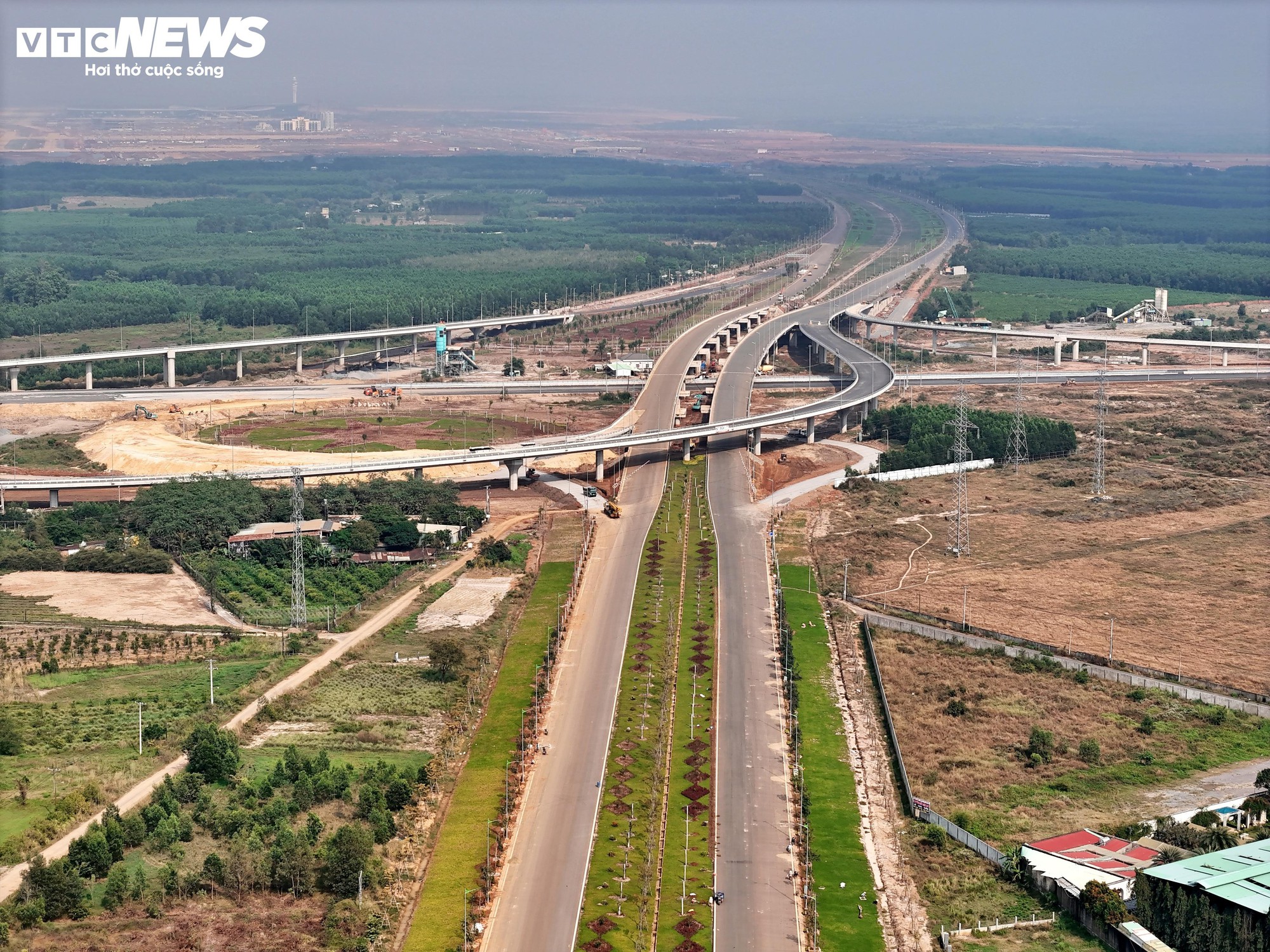 Nút giao T1-T2 kết nối cao tốc Biên Hòa - Vũng Tàu hiện cũng đã cơ bản hoàn thành các hạng mục chính. Các nhánh cầu dẫn trên tuyến T2 ra vào sân bay quốc tế Long Thành được thảm nhựa, lắp đặt hệ thống an toàn giao thông, trong khi hạng mục cầu vượt trên tuyến đường T1 băng qua cao tốc, kết nối trực tiếp vào sân bay Long Thành, đã hoàn thành và được đưa vào sử dụng thời gian gần đây.