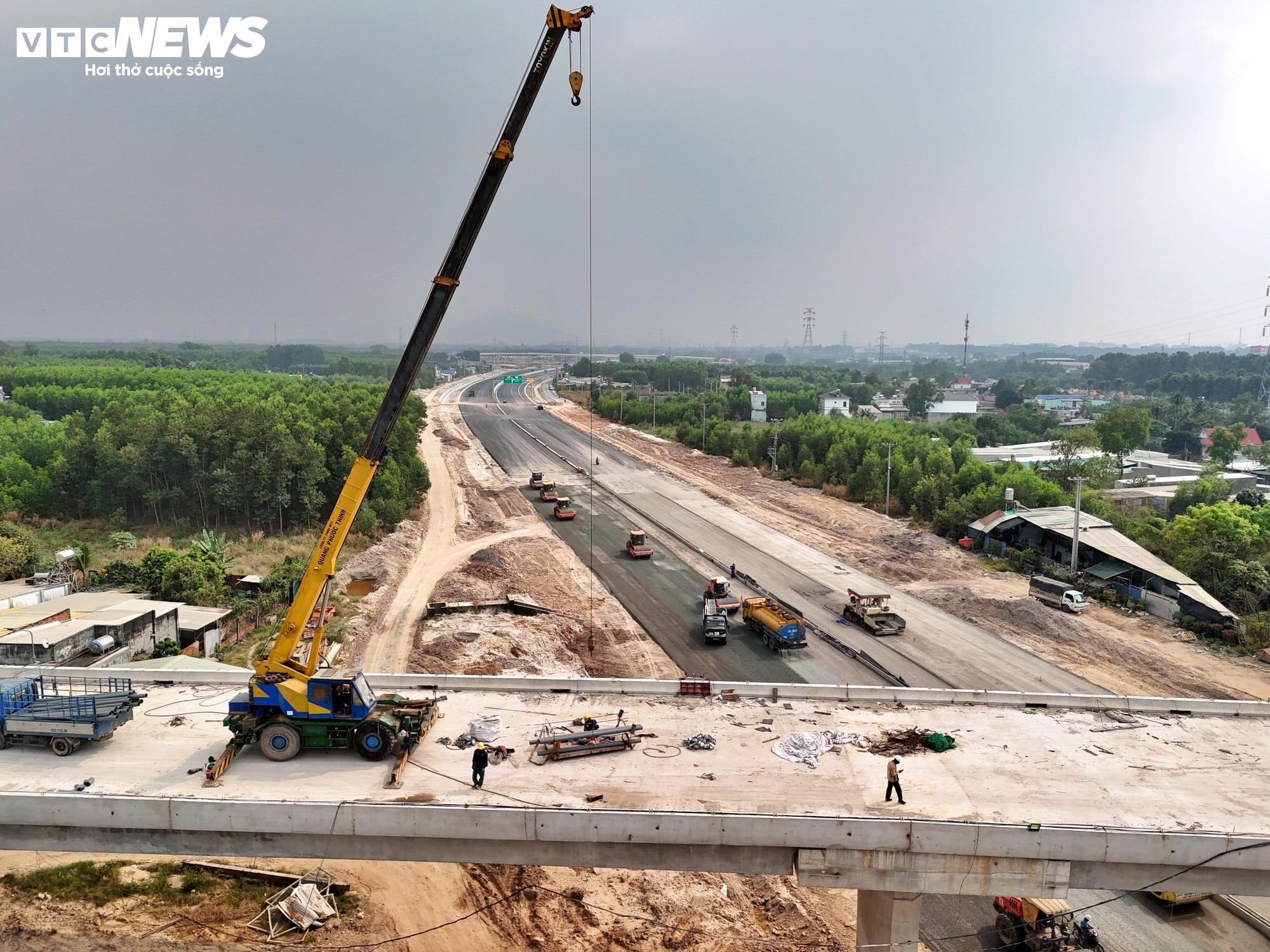 Theo quan sát, gần như toàn bộ chiều dài tuyến chính của dự án đã được thảm nhựa, tạo điều kiện thuận lợi để các nhà thầu triển khai đồng bộ các hạng mục hoàn thiện tiếp theo. Hiện chỉ còn khoảng vài trăm mét đoạn tuyến đi qua cầu vượt ngang đường Tân Hiệp (xã Phước Thái, Đồng Nai) đang được các đơn vị thi công khẩn trương triển khai cấp phối đá dăm, chuẩn bị cho công tác thảm nhựa.