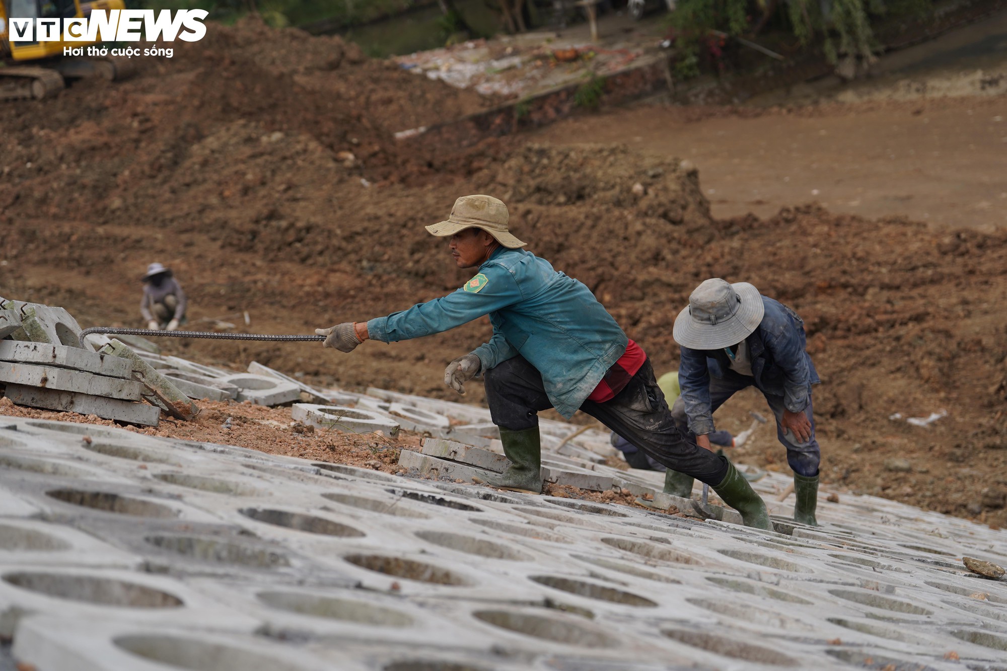 Công nhân thi công taluy dương 2 bên tuyến chính.