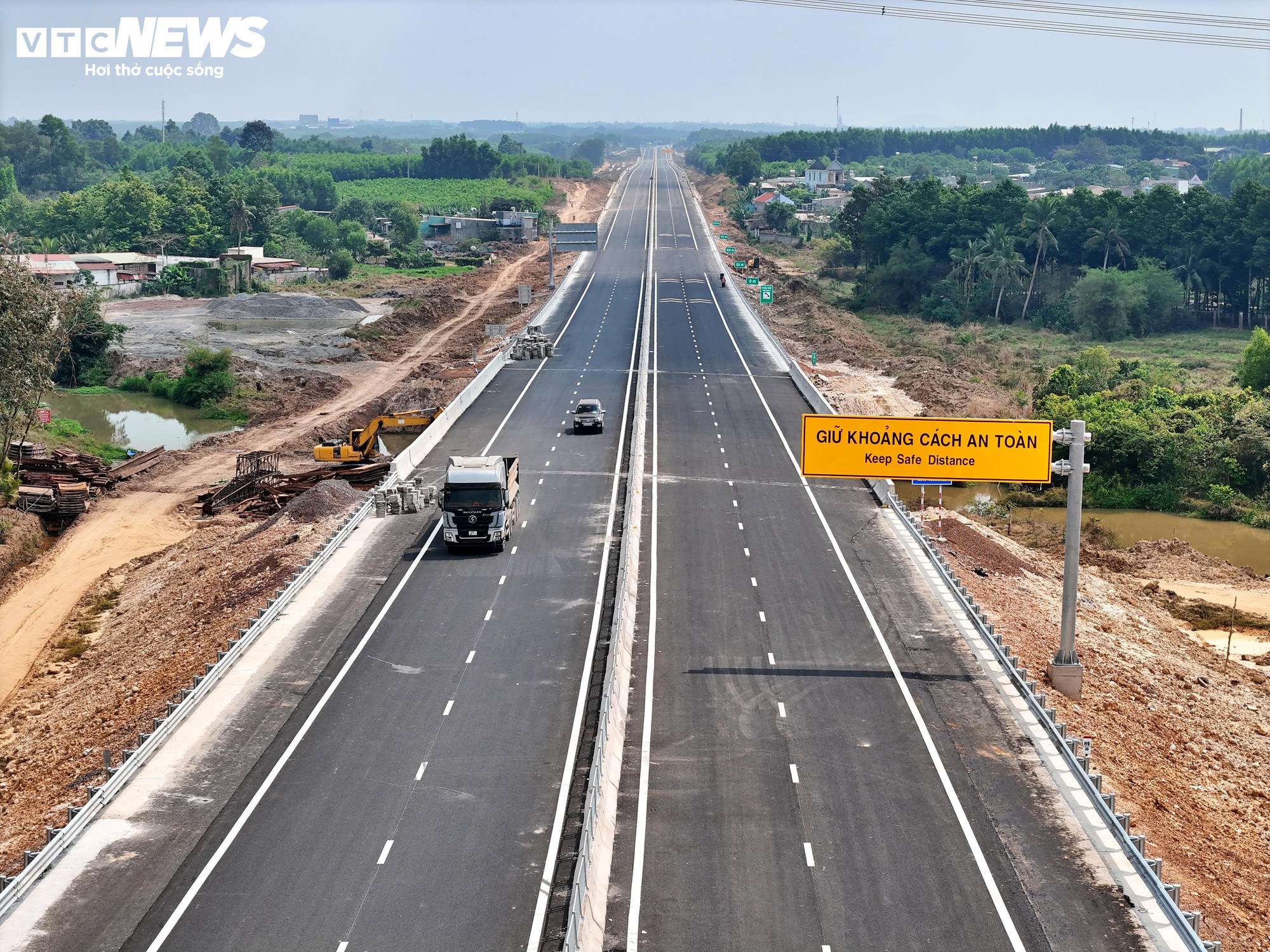 Hệ thống biển báo tại nút giao Tân Hiệp đã được lắp đặt. Ghi nhận từ nút giao này đến dự án thành phần 3, nhà thầu đã cơ bản hoàn thành các hạng mục trên tuyến chính, cho phép nhiều phương tiện phục vụ thi công lưu thông xuyên suốt.