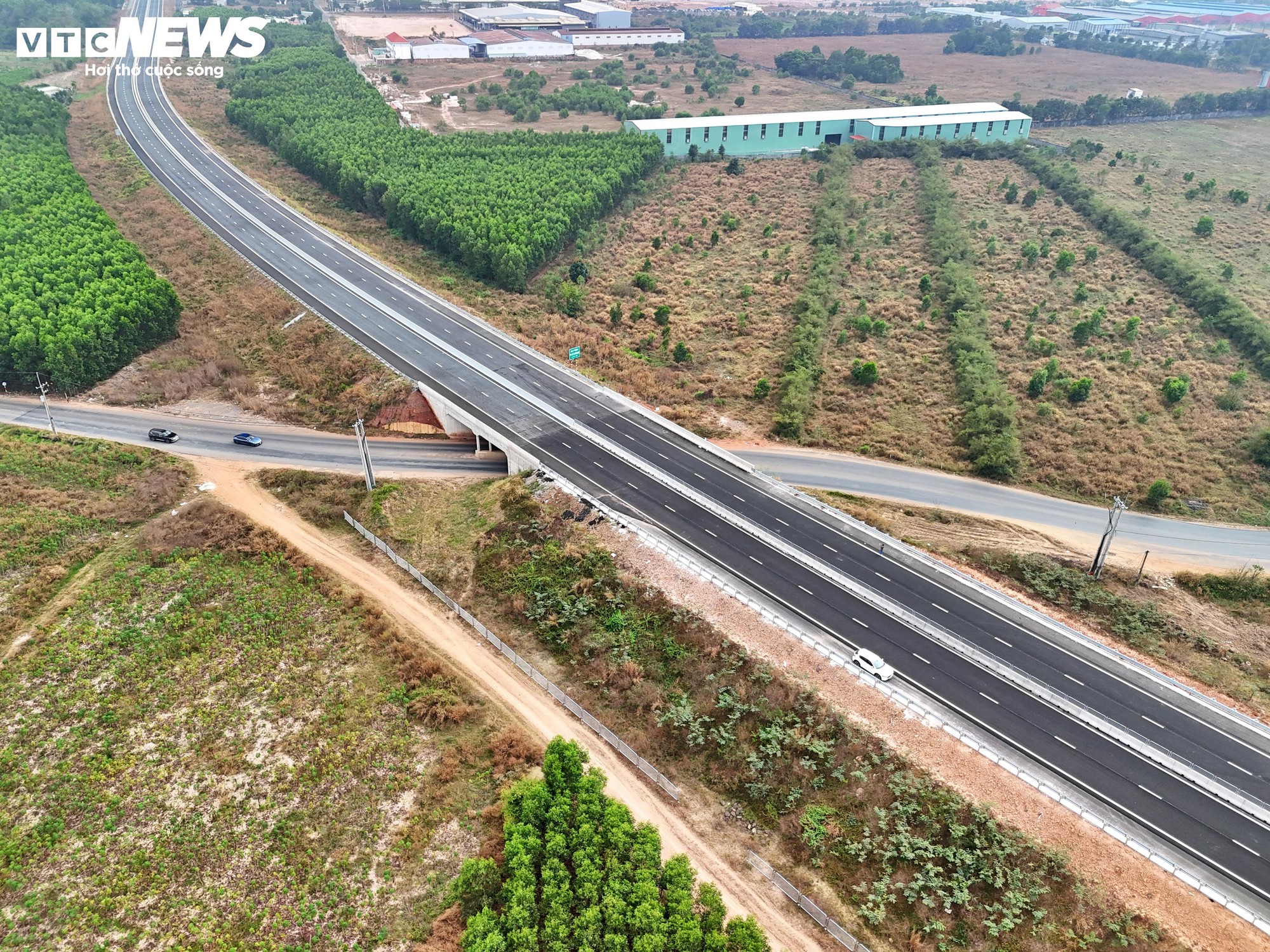 Đoạn tuyến tiếp giáp giữa TP.HCM và Đồng Nai hiện được kết nối liền mạch, uốn lượn băng qua các dãy núi trải dài dọc toàn tuyến, hình thành trục giao thông liên vùng thông suốt, quy mô hiện đại.