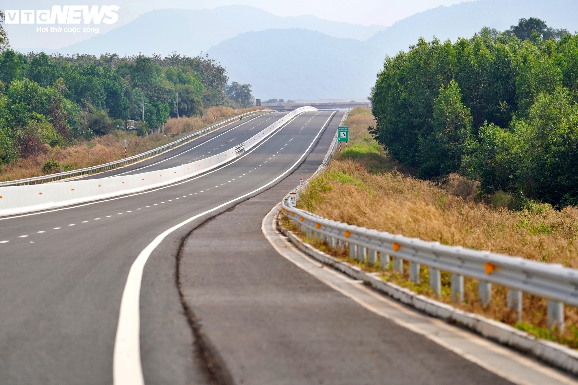 Cao tốc Biên Hòa - Vũng Tàu có tổng mức đầu tư khoảng 17.800 tỷ đồng, chiều dài 53 km, đi qua địa bàn hai tỉnh Đồng Nai và TP.HCM. Dự án được chia thành 3 dự án thành phần, trong đó đoạn qua tỉnh Đồng Nai dài khoảng 34 km gồm dự án thành phần 1 và 2; đoạn còn lại dài 19,5 km qua địa bàn Bà Rịa - Vũng Tàu cũ, nay thuộc TP.HCM, là dự án thành phần 3.