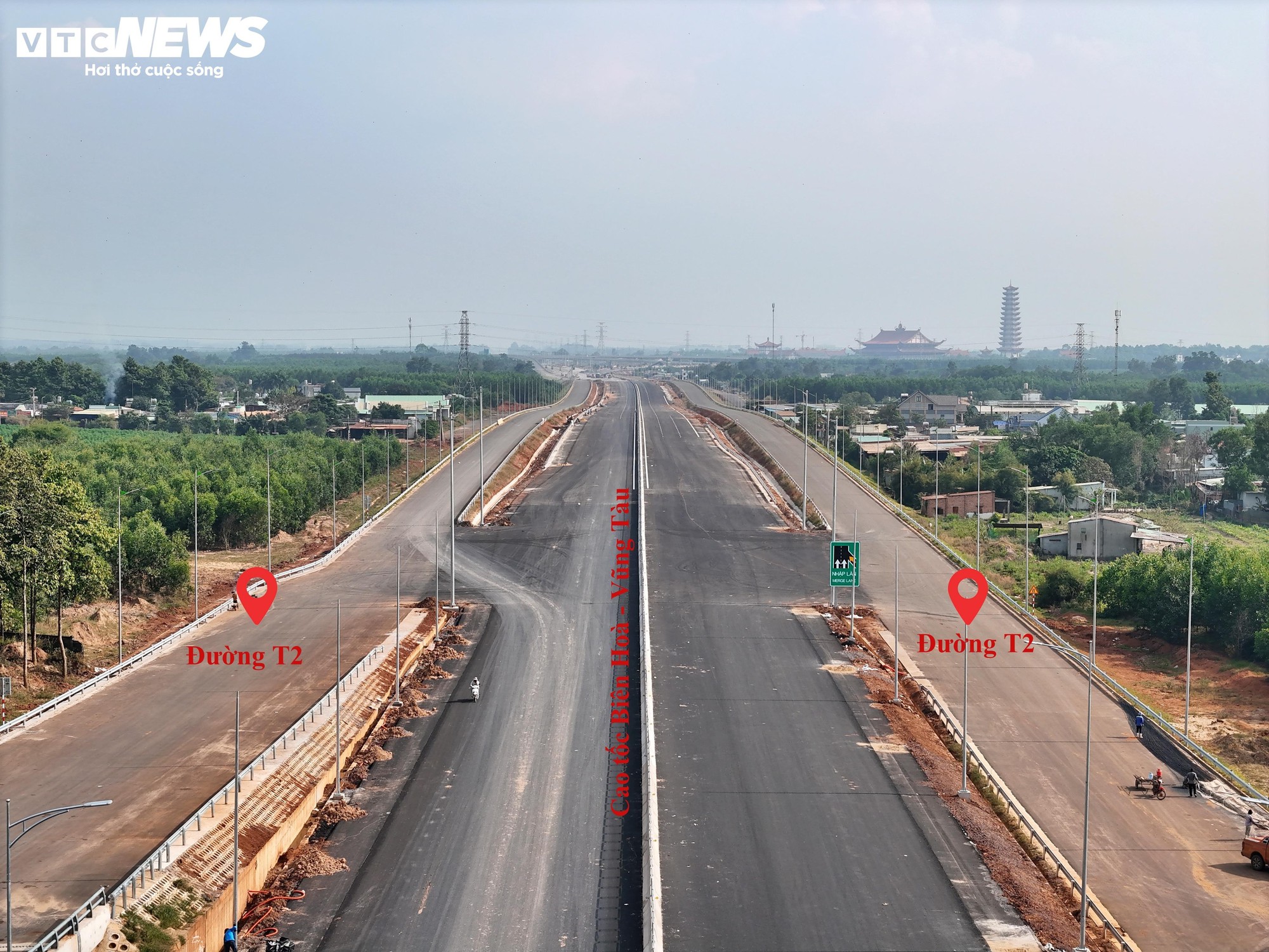 Trên công trường, chủ đầu tư đang tập trung nguồn lực hoàn thiện tuyến chính nhằm bảo đảm đồng bộ với dự án thành phần 3, phấn đấu đưa đoạn từ nút giao cao tốc TP.HCM - Long Thành - Dầu Giây kéo dài đến hết dự án thành phần 3 (nút giao Quốc lộ 56, phường Bà Rịa, TP.HCM) vào khai thác trước Tết Nguyên đán 2026.