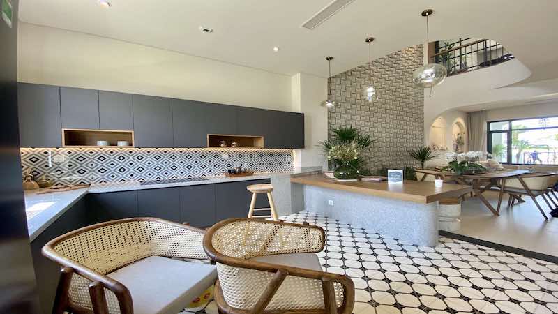 Hình ảnh thiết kế phòng bếp theo phong cách hiện đại, không gian mở liên thông khu vực ăn uống, sử dụng nội thất gọn gàng và vật liệu trung tính.