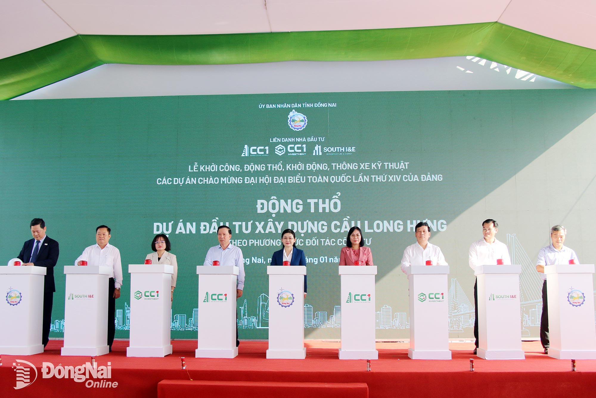 Các đại biểu thực hiện nghi thức nhấn nút động thổ dự án. 