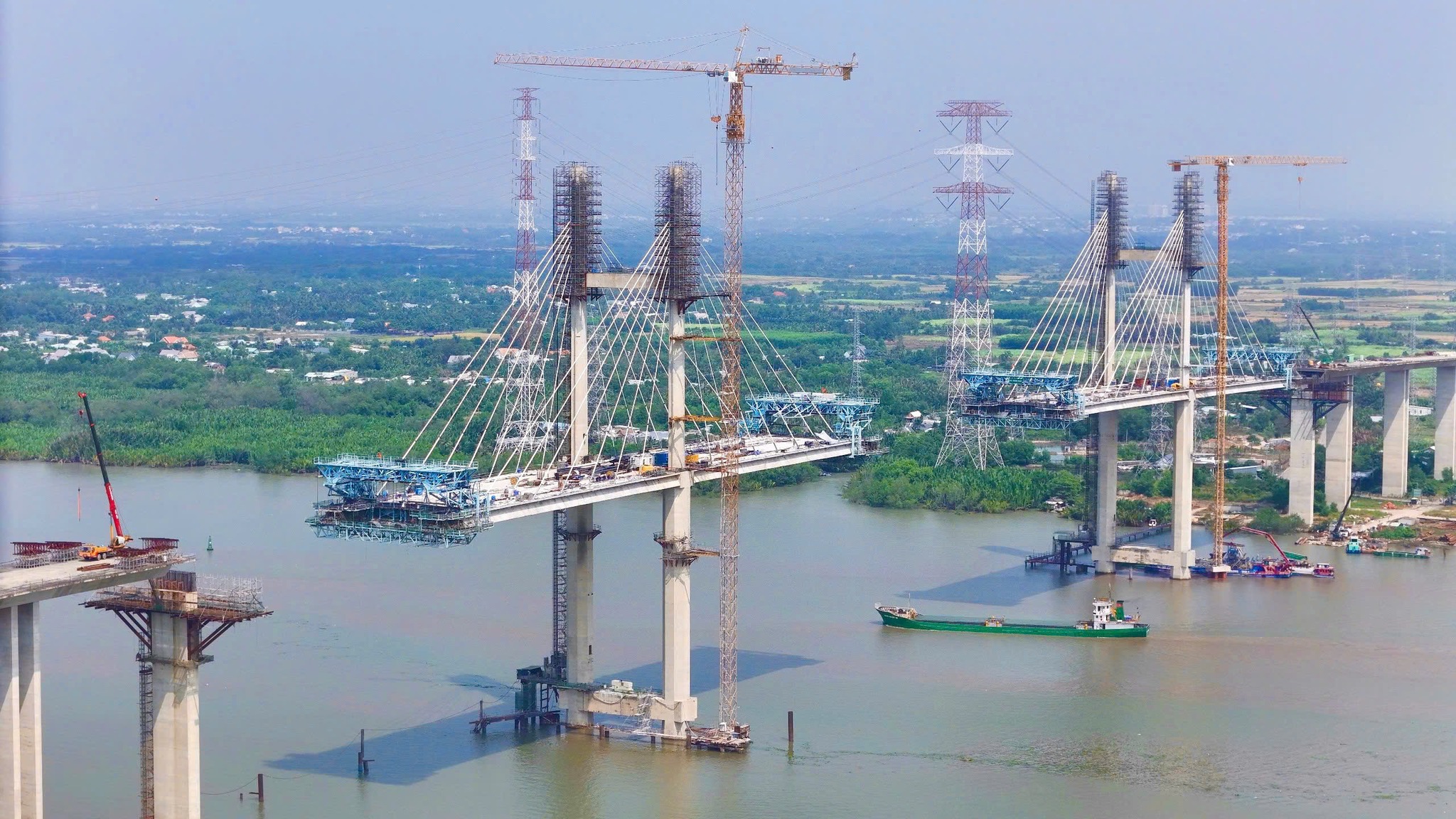 Hình ảnh từ trên cao cho thấy cầu Phước Khánh là điểm kết nối cuối cùng để khép kín toàn tuyến cao tốc Bến Lức – Long Thành.