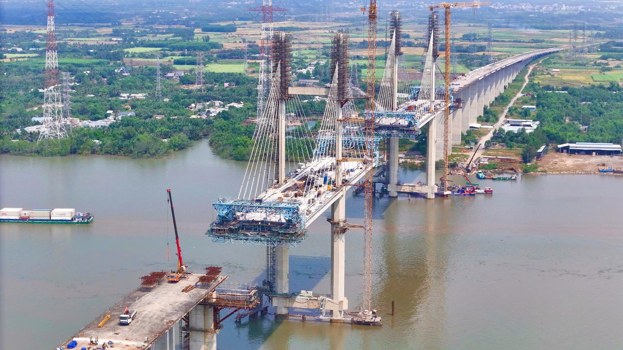 Công trường cầu Phước Khánh ngày 28/01/2026 thể hiện nhịp thi công liên tục, tập trung cao độ cho các hạng mục then chốt.