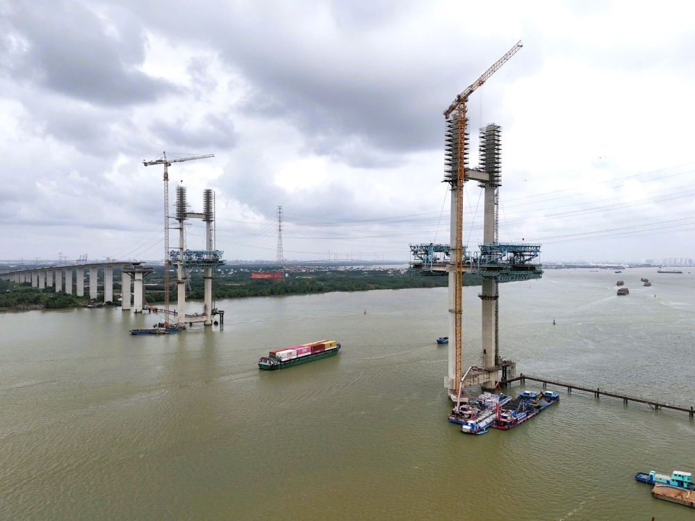 Cầu Phước Khánh trên tuyến cao tốc Bến Lức – Long Thành nhìn từ trên cao, thời điểm tháng 9/2025 khi công trình chuẩn bị bước vào giai đoạn thi công trở lại.