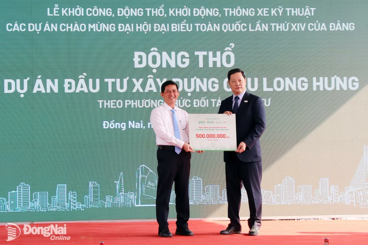 Đại diện đơn vị chủ đầu tư dự án trao bảng tượng trưng quà an sinh xã hội cho các địa phương có dự án đi qua trên địa bàn tỉnh Đồng Nai.