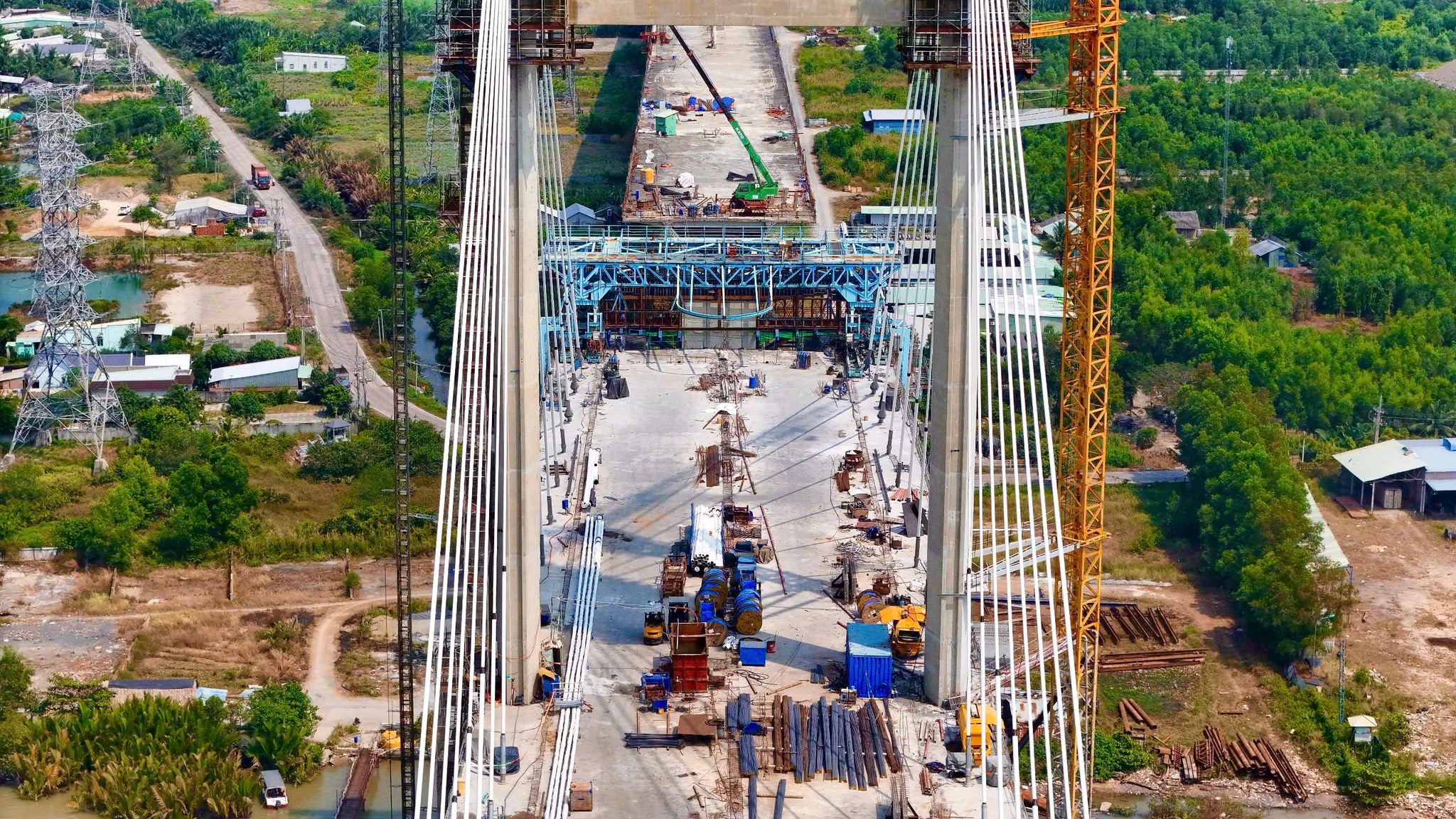 So với tháng 9/2025, diện mạo cầu Phước Khánh đầu năm 2026 đã thay đổi rõ rệt, tiến gần hơn đến hình hài hoàn chỉnh.