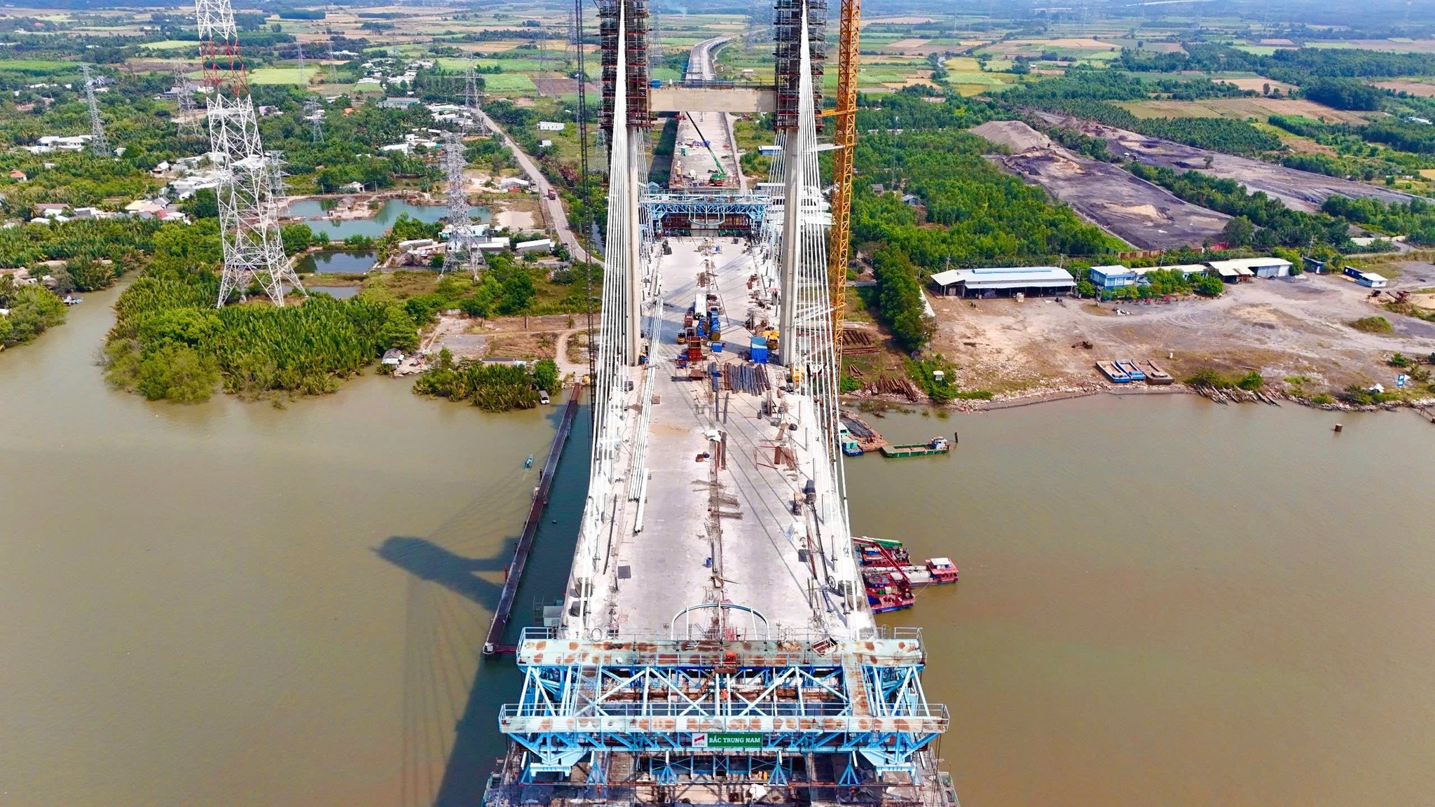 Các bó cáp dây văng đang được lắp đặt đồng bộ, quyết định trực tiếp đến tiến độ hoàn thiện nhịp chính của cầu Phước Khánh.