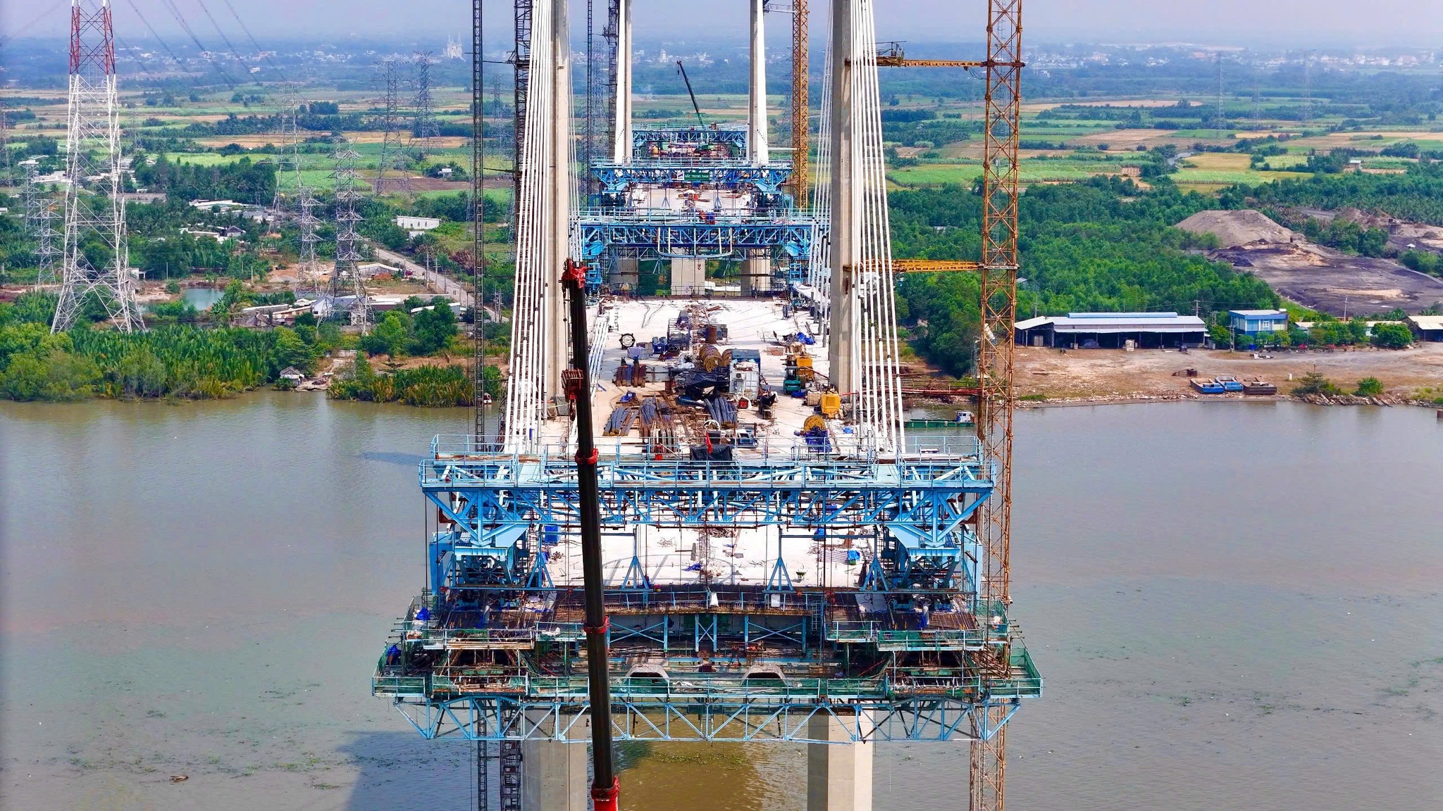 Hình ảnh thực tế ngày 28/01/2026 cho thấy cầu đã bước vào giai đoạn bó cáp, một mốc kỹ thuật quan trọng trước khi hợp long.