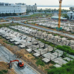 Cẩu tháp hoạt động xuyên suốt, phản ánh nhịp xây dựng ổn định mỗi ngày