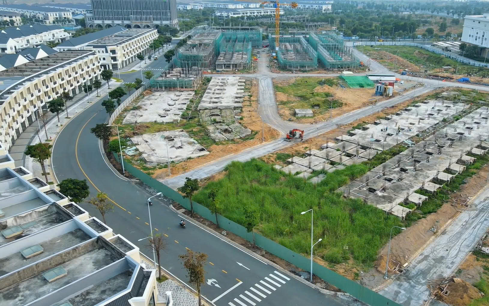 Khu vực nền móng phía trong đang được đẩy nhanh tiến độ thi công