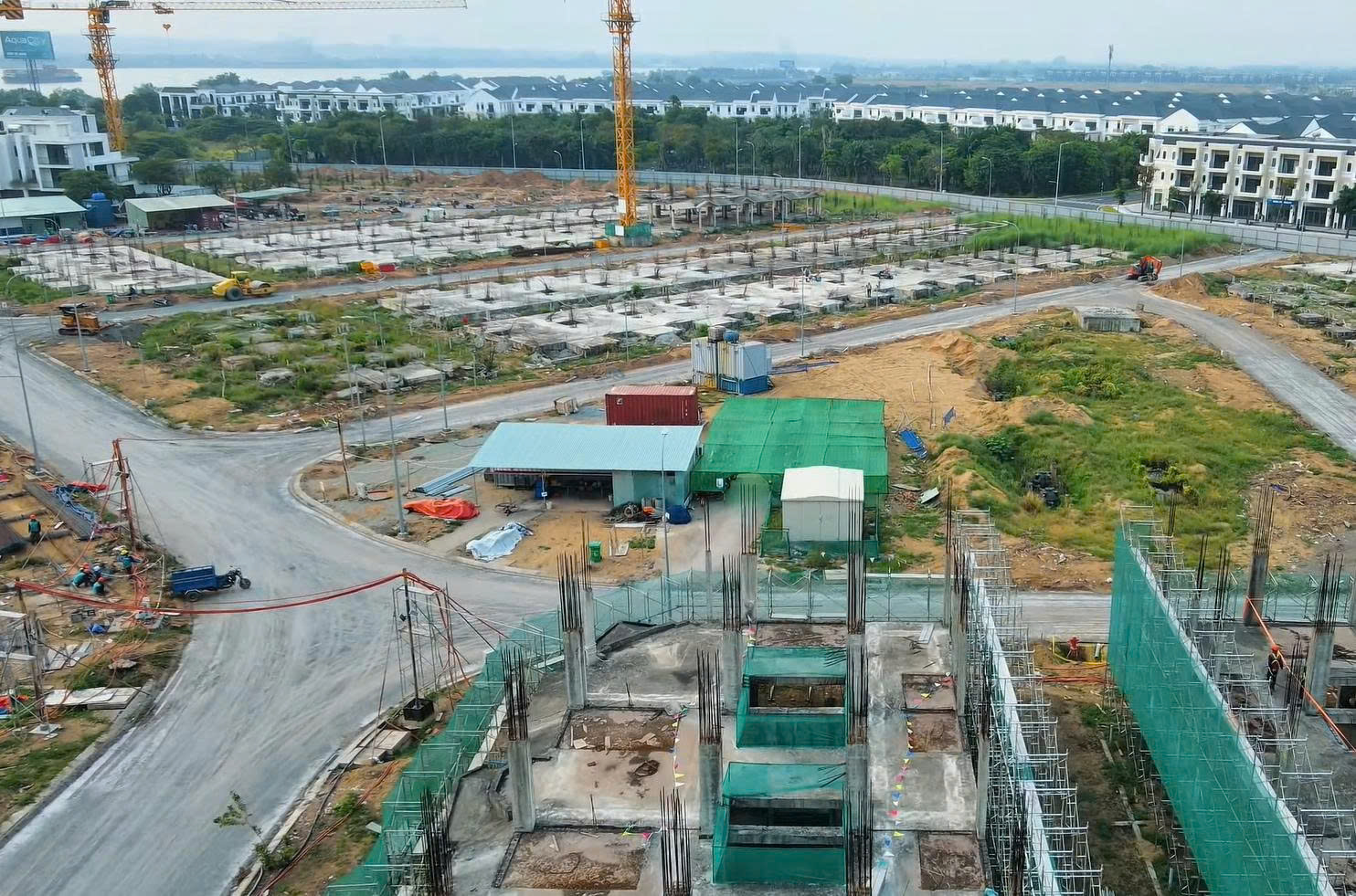 Hệ thống cột bê tông và dầm sàn được thi công liên tục theo từng dãy