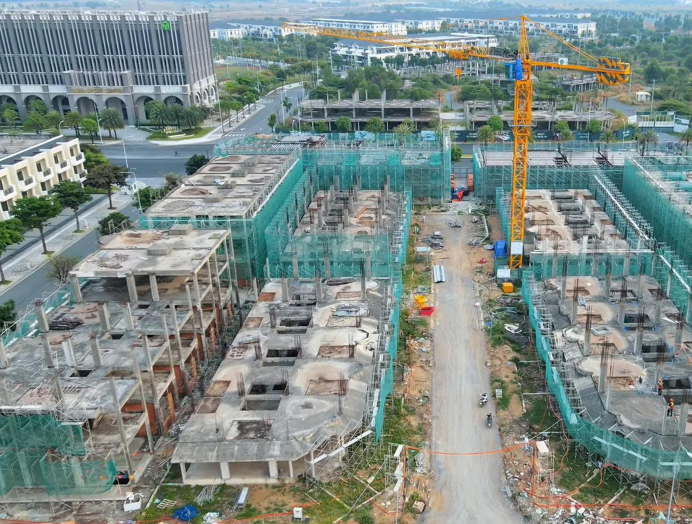 Nhiều block đã hoàn thiện sàn, bắt đầu lên tầng 2 và tầng 3