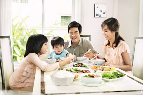 Bữa cơm giản dị nhưng tràn đầy yêu thương, kết nối mọi thành viên trong gia đình