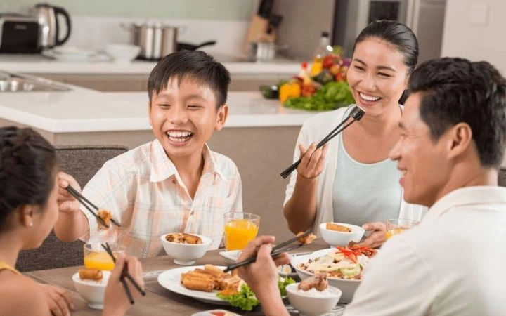 Bữa cơm giản dị nhưng tràn đầy yêu thương, nơi tình thân và tiếng cười vun đầy hạnh phúc bên gia đình trẻ