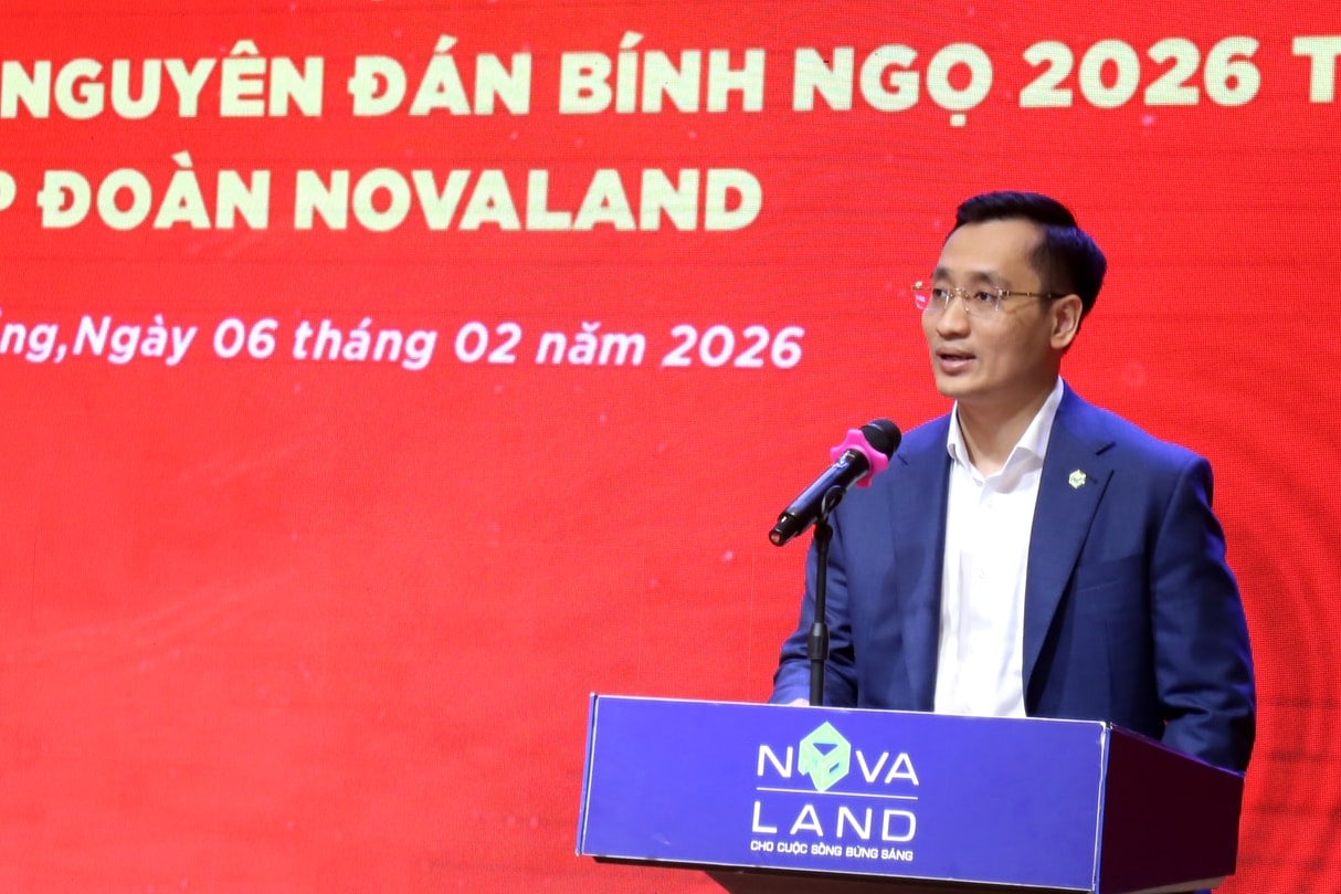 Ông Dương Văn Bắc báo cáo tình hình kinh doanh tại buổi thăm, chúc Tết