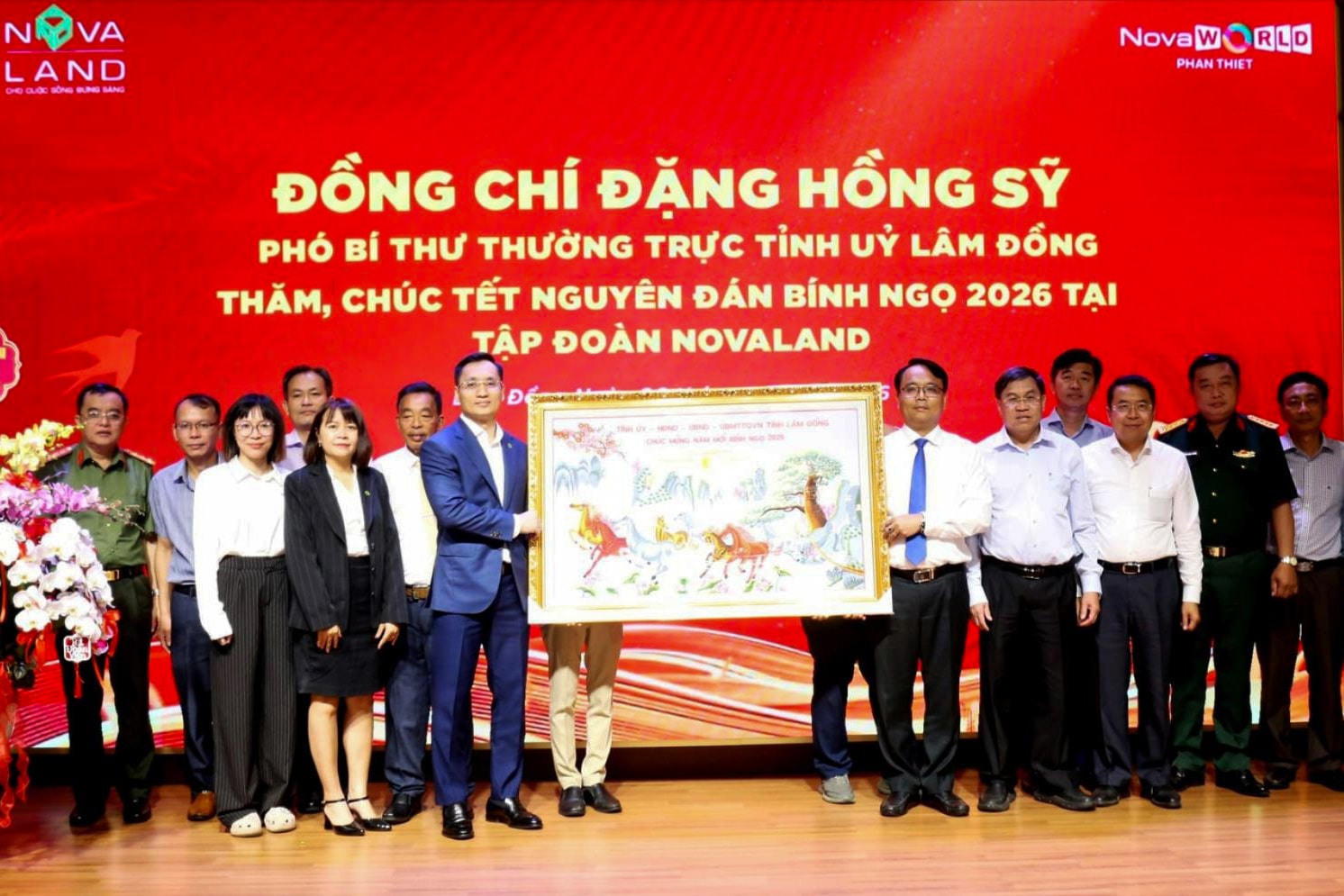 4 / 4

Đồng chí Phó Bí thư Thường trực Tỉnh ủy tặng quà cho Novaland