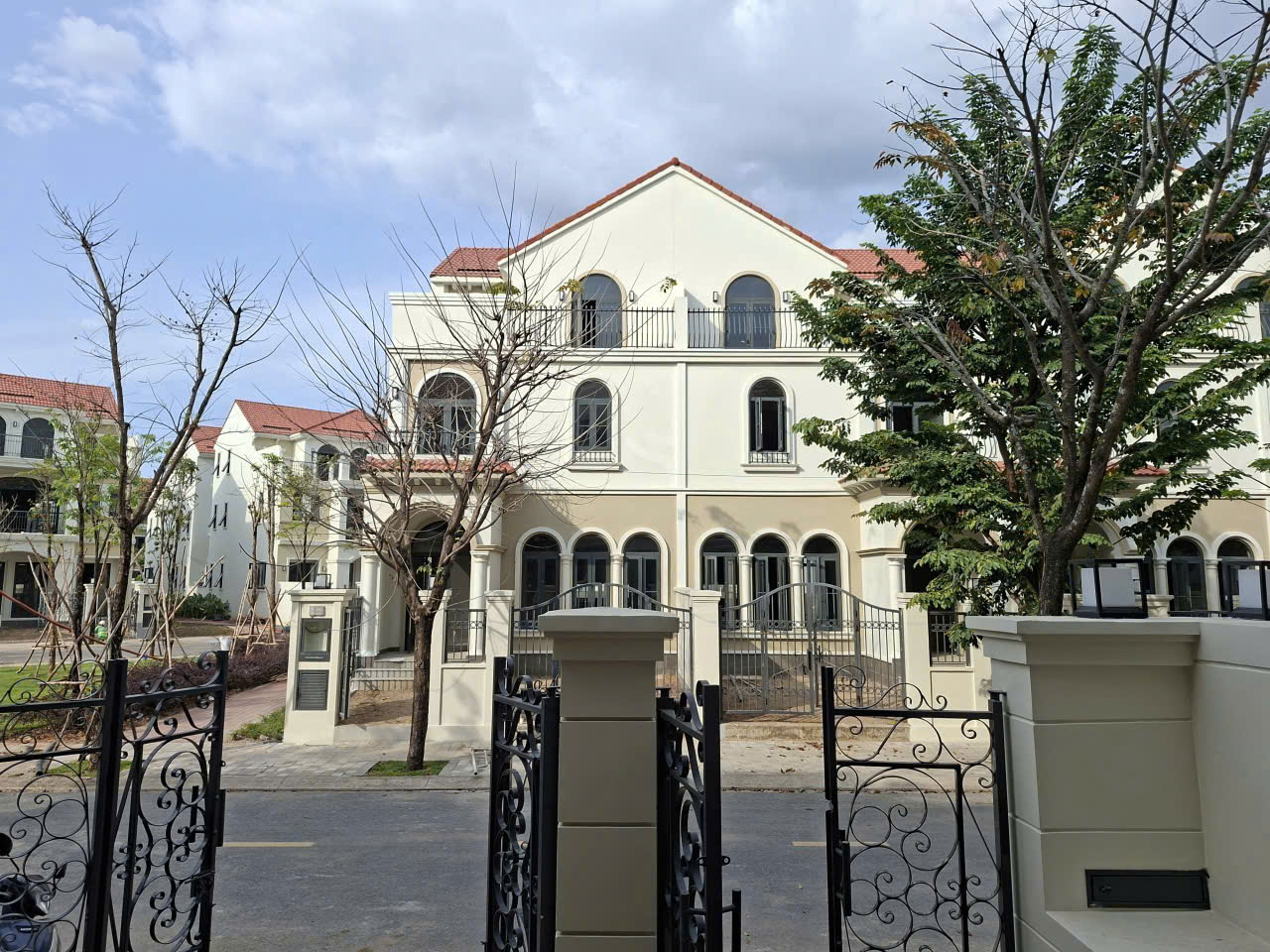 Hướng nhìn từ trong nhà ra ngoài mẫu nhà 6x19.5 valencia aqua city